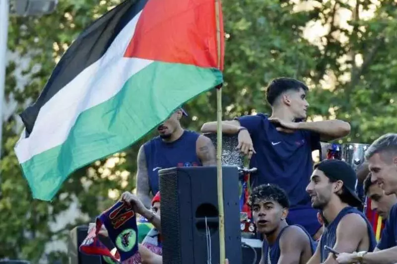 بين تشجيع جوارديولا وتحذير فليك.. علم فلسطين يضع يامال في وجه العاصفة. 